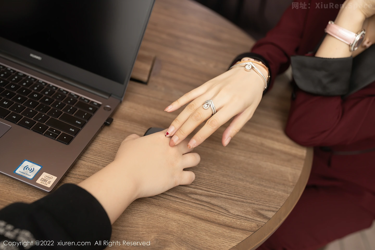 图片[4]-[XiuRen秀人网] VOL.5111 女神Angela小热巴女老板角色扮演半脱露红色蕾丝内衣诱惑写真72P-秀人网官方网站